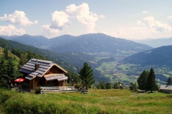 einsame hütte am see mit hund