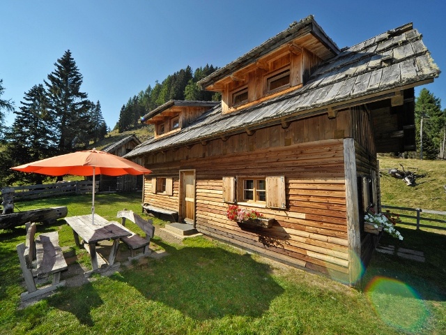 Kleine Berghütte oberhalb des Ortes Millstatt in Österreich