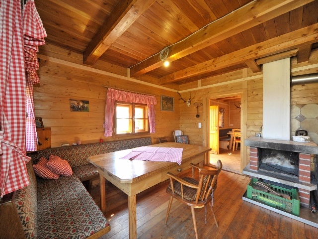 Kleine Berghütte oberhalb des Ortes Millstatt in Österreich