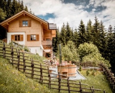 Chalet mit eigenem Fischteich und Hot Pot