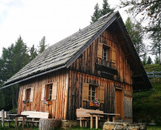 Alleingelegene Almhütte mit Badehaus